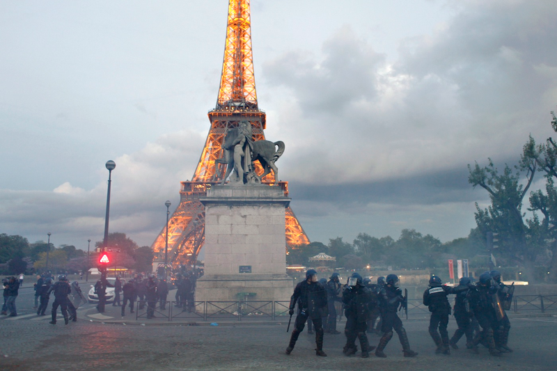 Illustration for article titled PSG's Championship Parade Ended In Riots